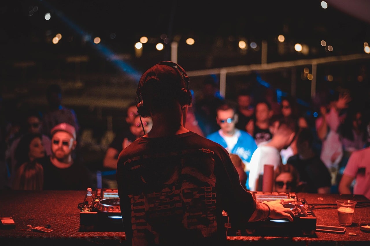 Il ritmo perfetto per il Giorno speciale: l'arte del DJ per matrimoni